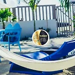 La Isla Resort