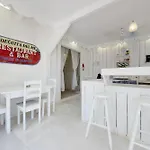 The French Lady Guest House - Entire House