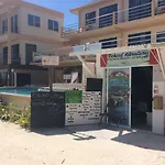 Popeyes Beach Hostel Caye Caulker