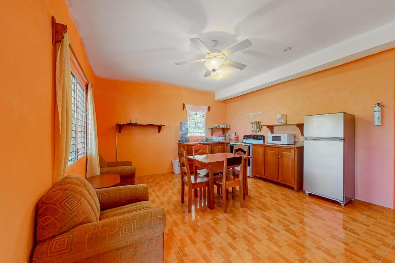 Apartment De Real Macaw Caye Caulker