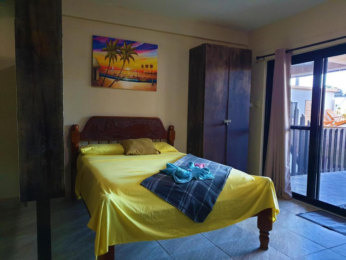 Popeyes Beach Condo, Aparthotel