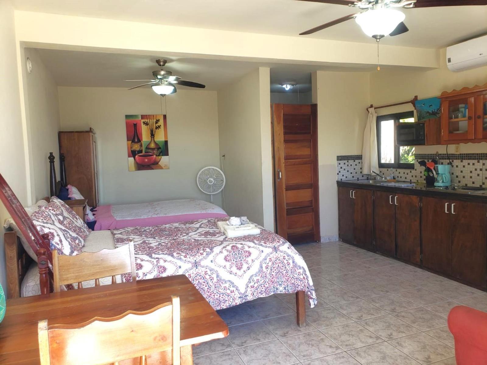 Side By Ccvh Aparthotel Caye Caulker