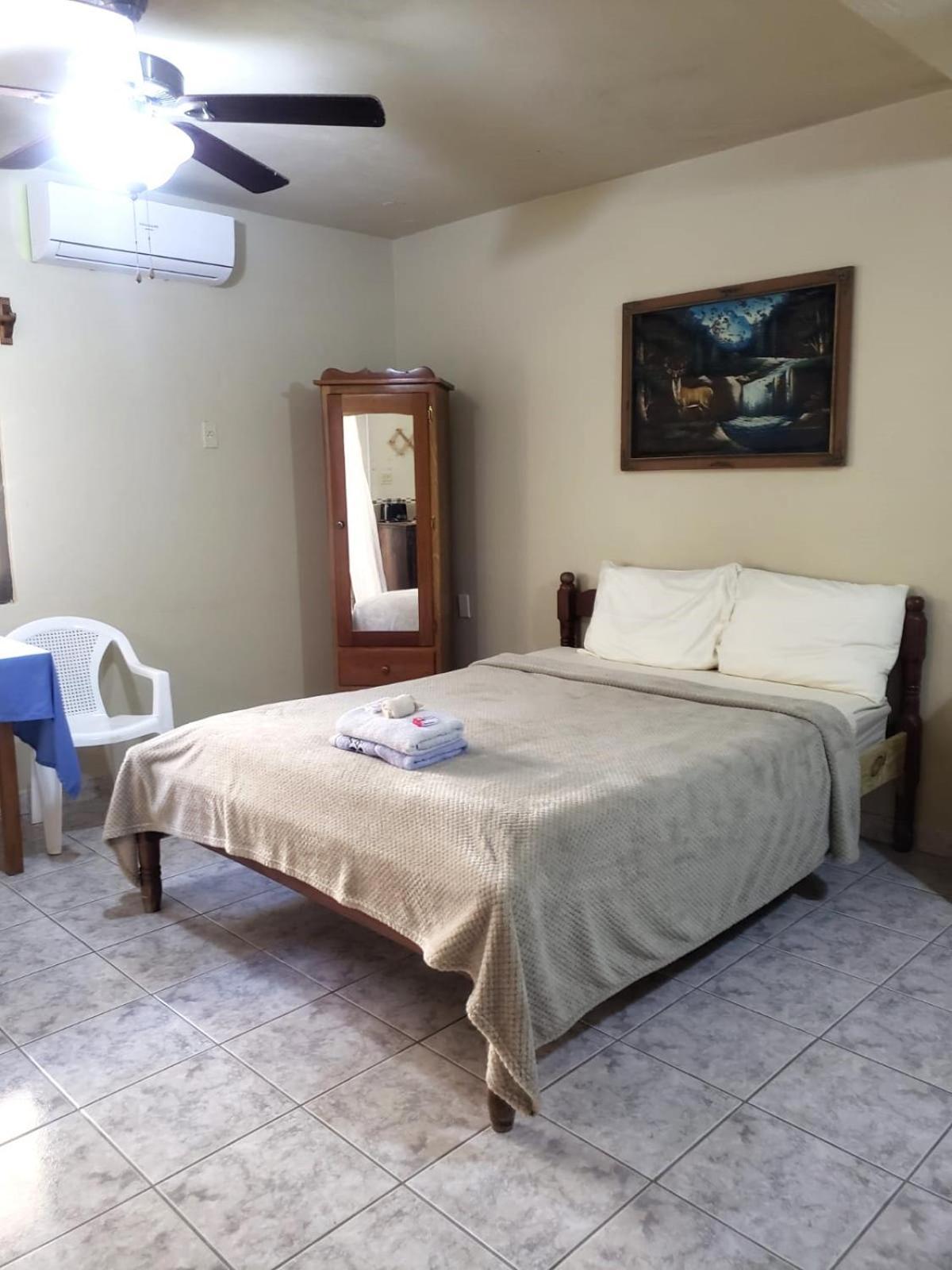 Side By Ccvh Aparthotel Caye Caulker