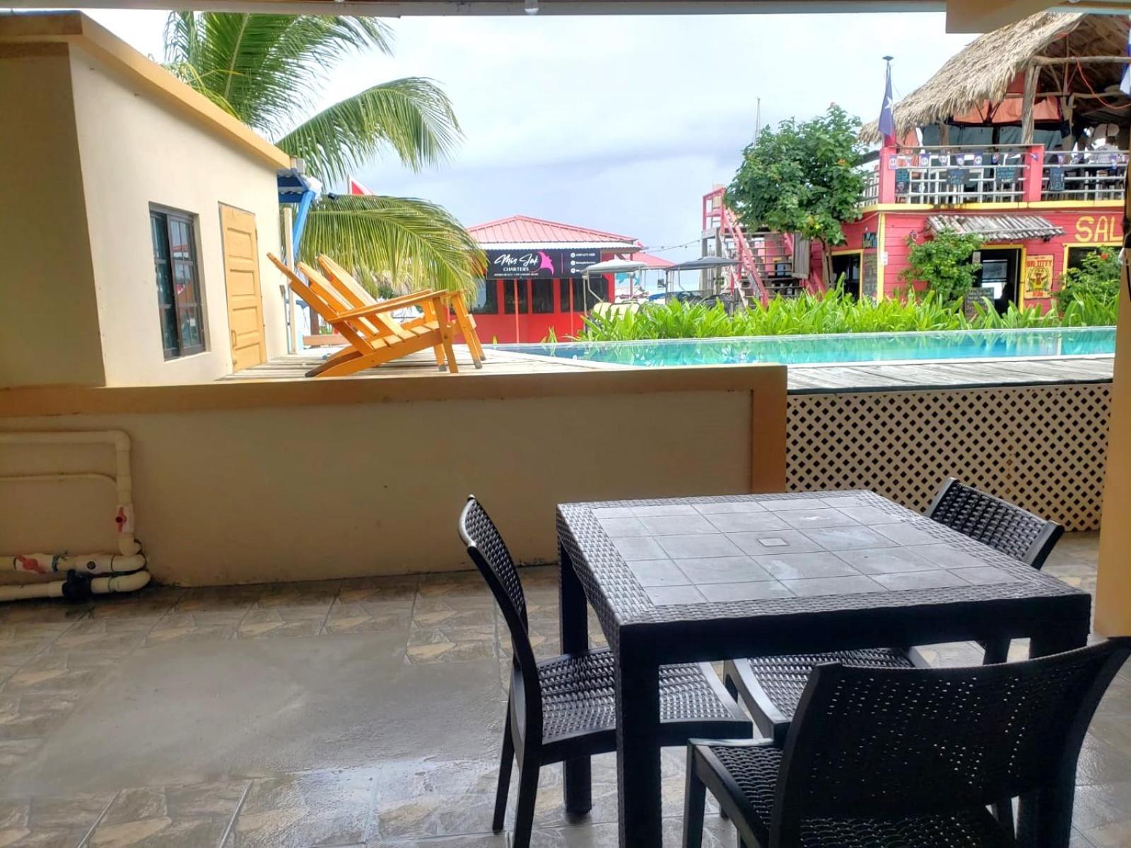 Side By Ccvh Aparthotel Caye Caulker