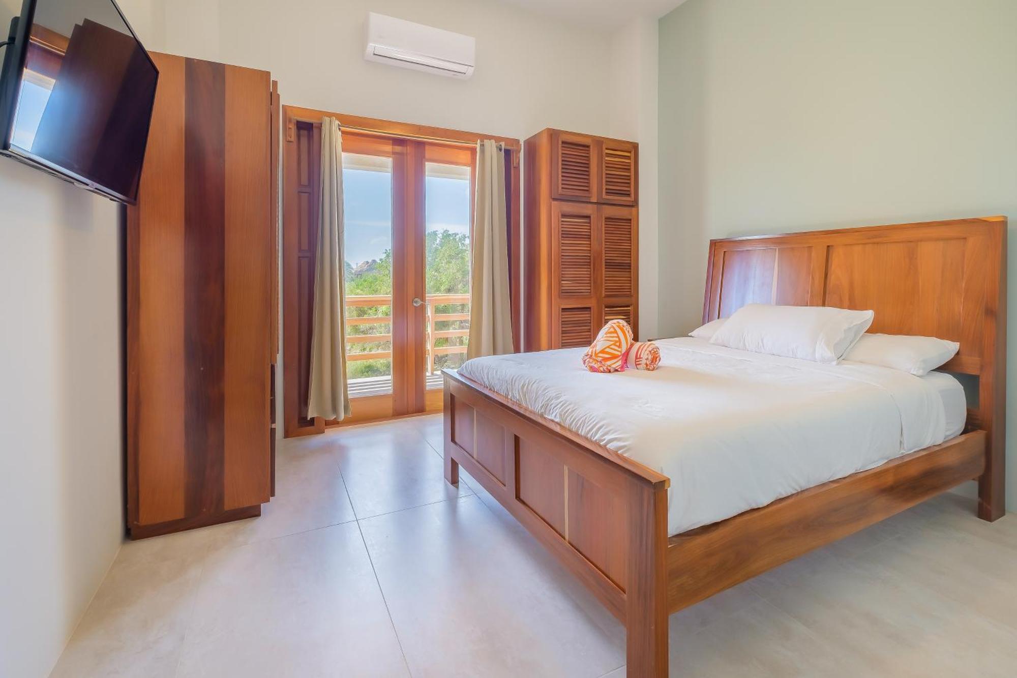 Beachfront Island Pearl Gold Standard Certified * Cayo Caulker