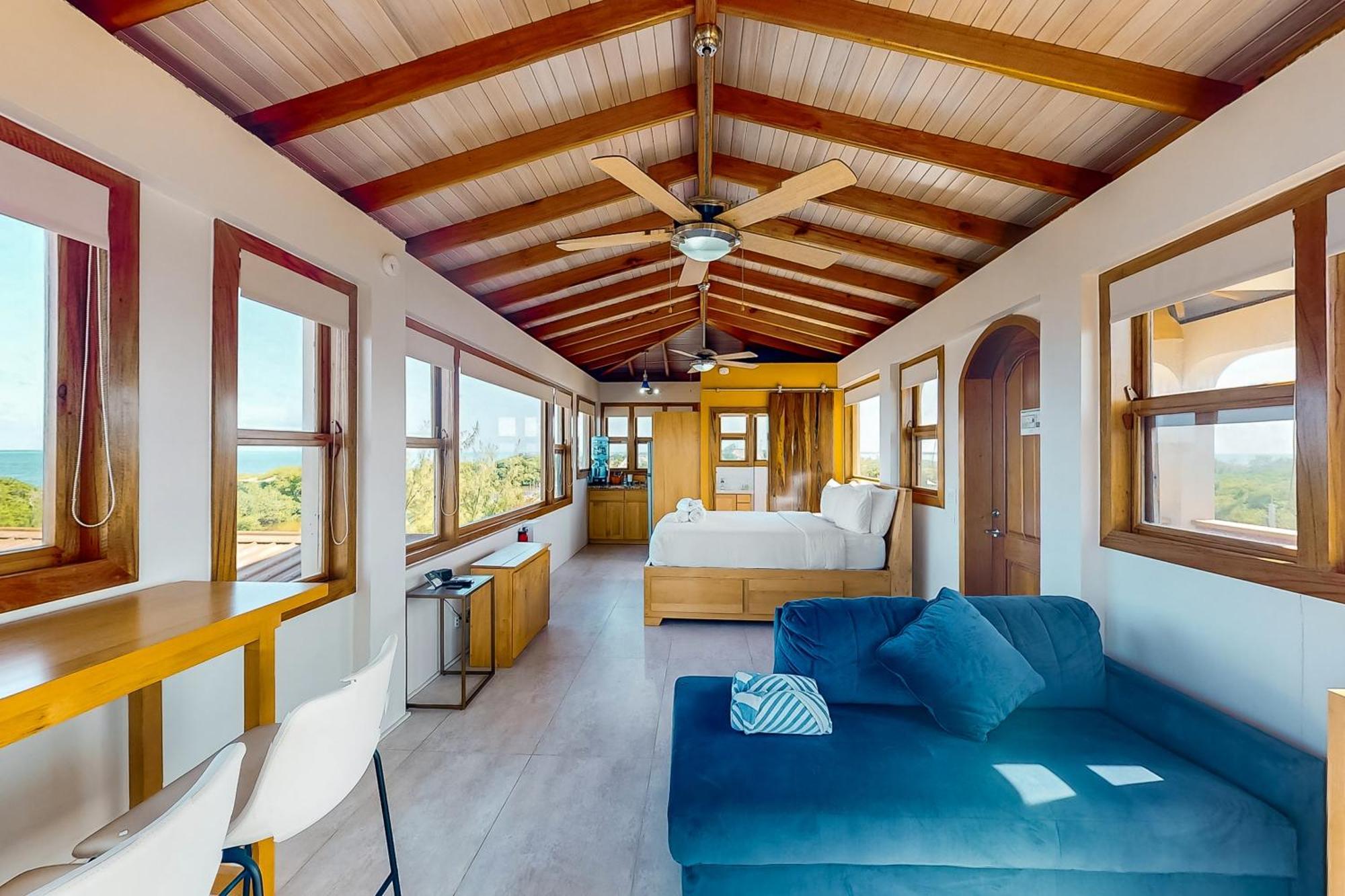Beachfront Island Pearl Gold Standard Certified Villa Cayo Caulker
