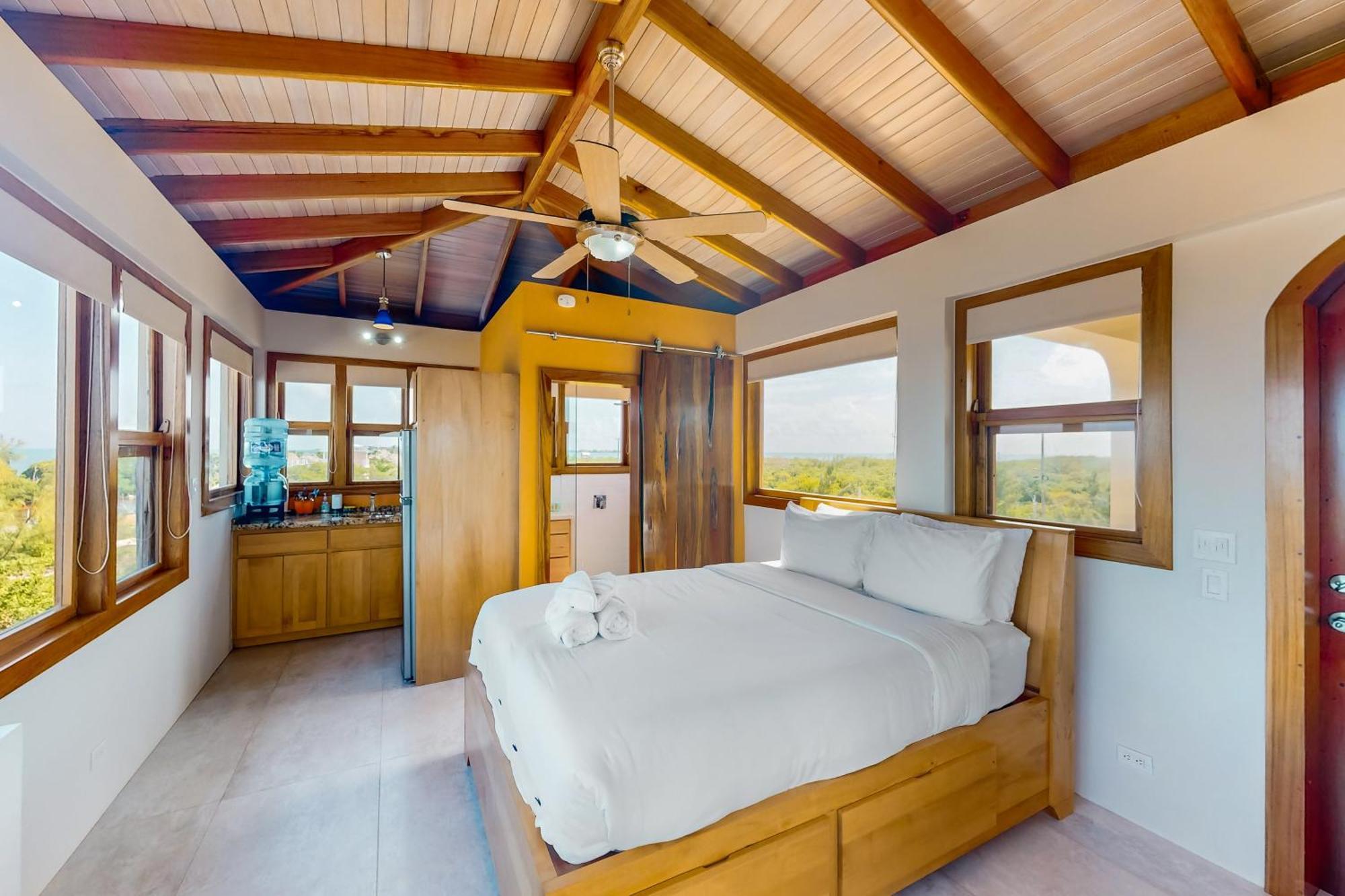 Beachfront Island Pearl Gold Standard Certified * Cayo Caulker