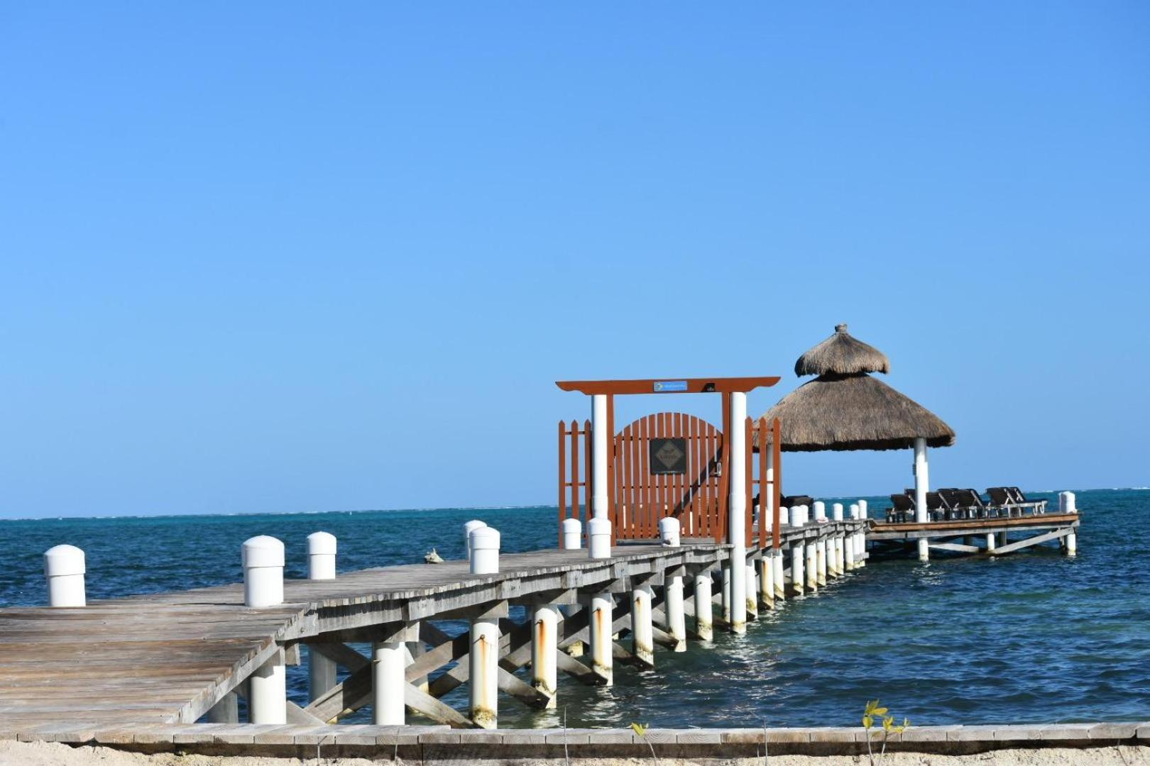 Velento Partial Ocean View Penthouse #7 Caye Caulker
