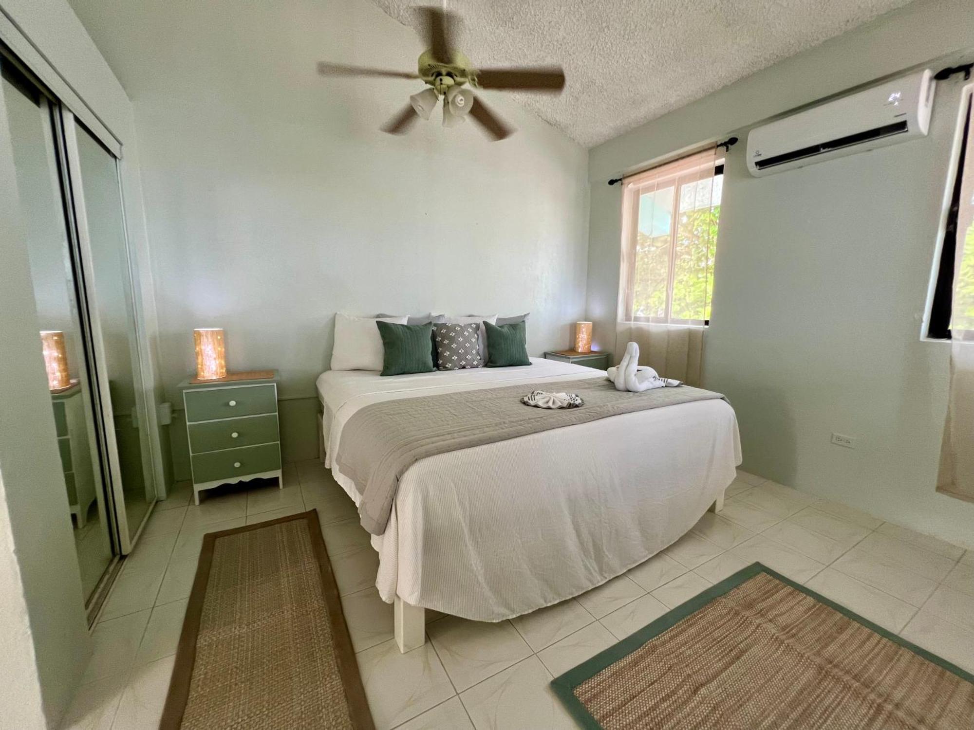 Barefoot Belize Hotel *