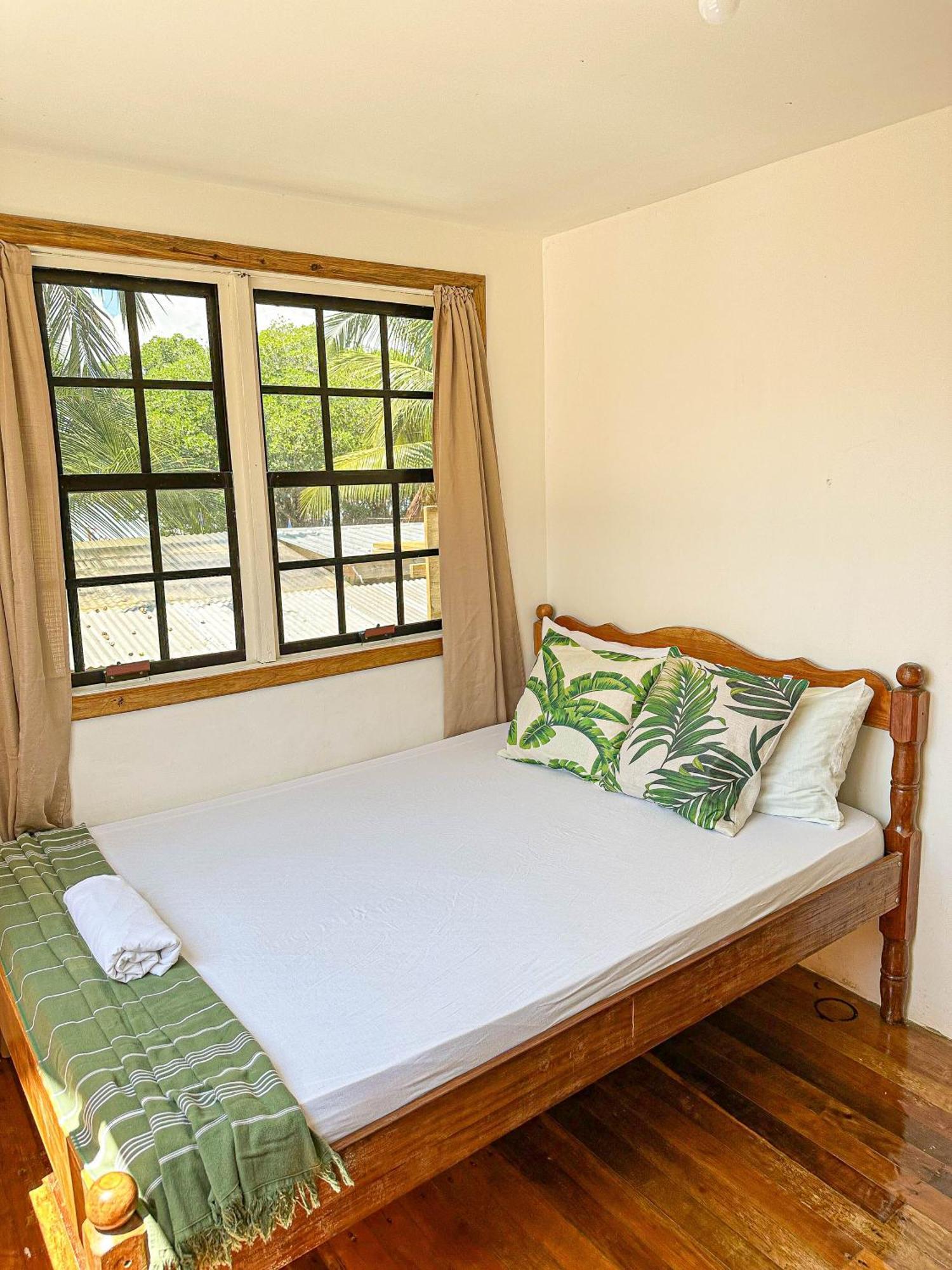 Bella's Backpackers * Caye Caulker
