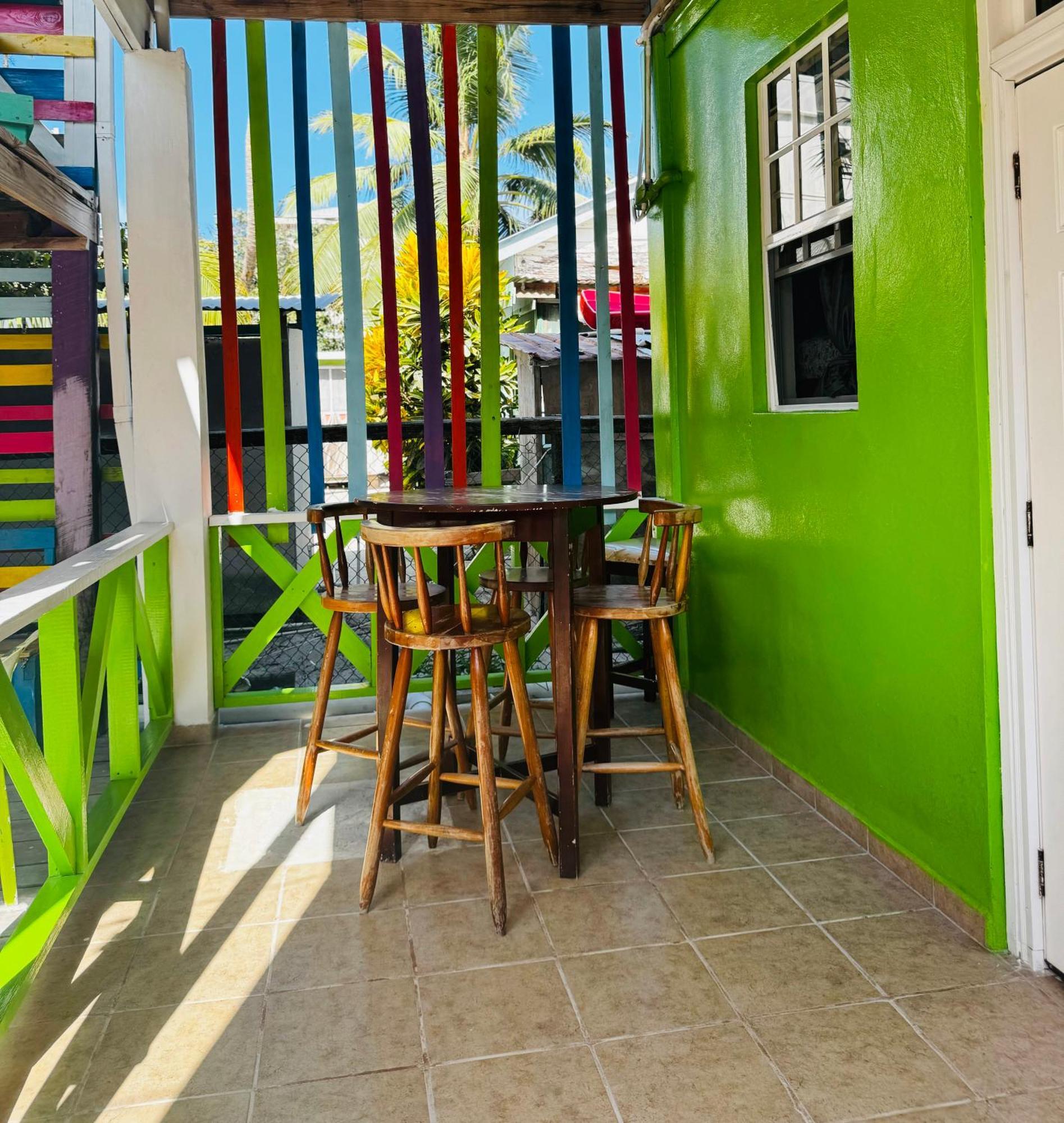 Go Slow Albergue Caye Caulker