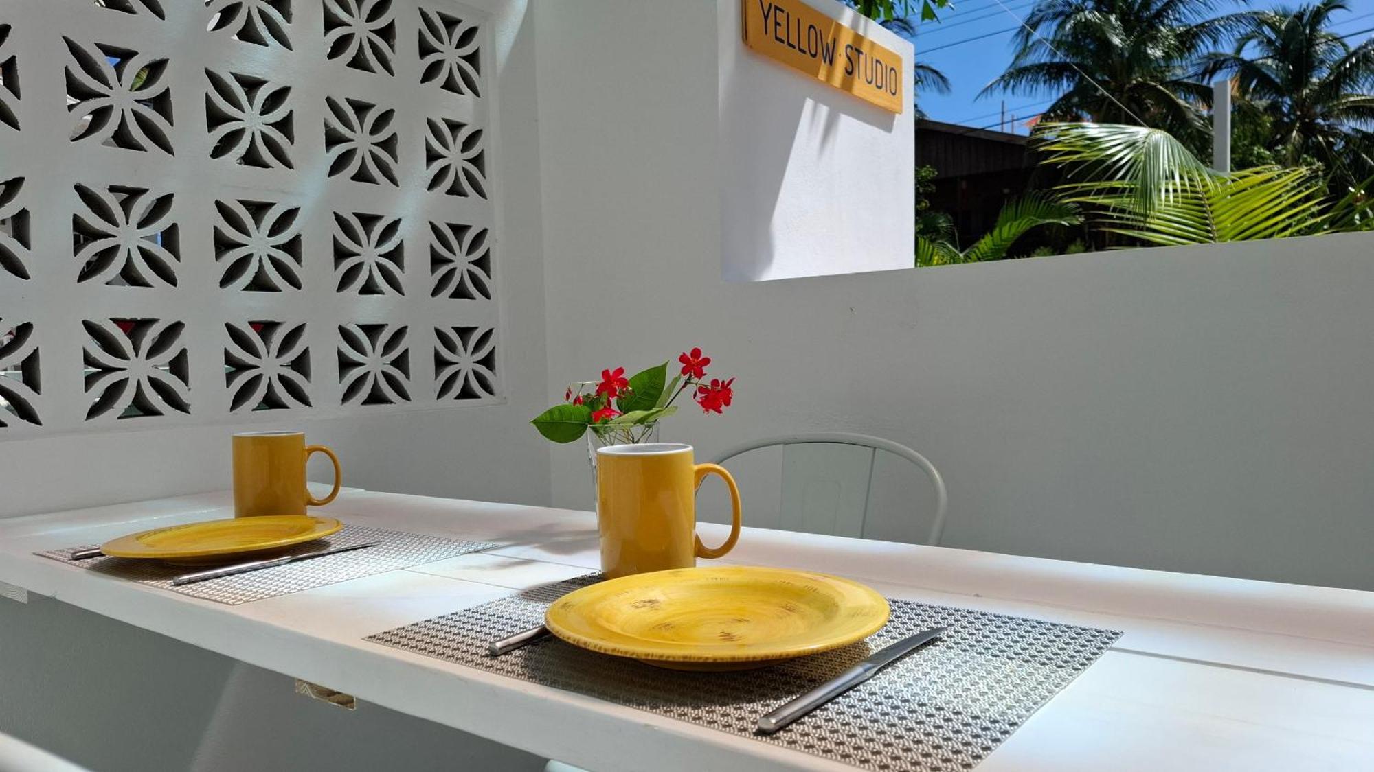Amanda's Place Yellow - Pool And Tropical Garden Caye Caulker
