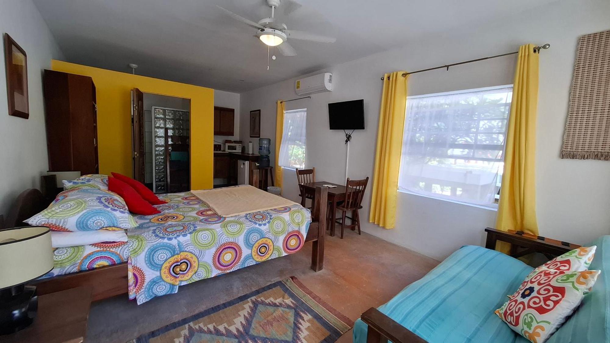 Amanda's Place Yellow - Pool And Tropical Garden Caye Caulker