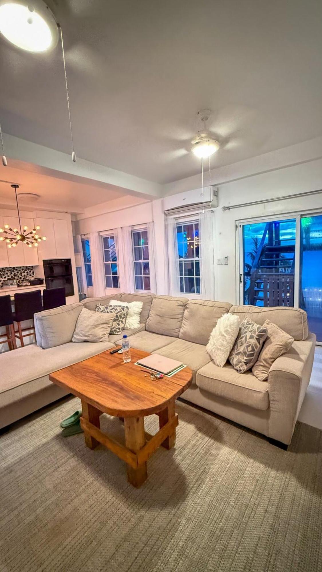 2b 2b Modern Centrally Located Ac Seafront Caye Caulker