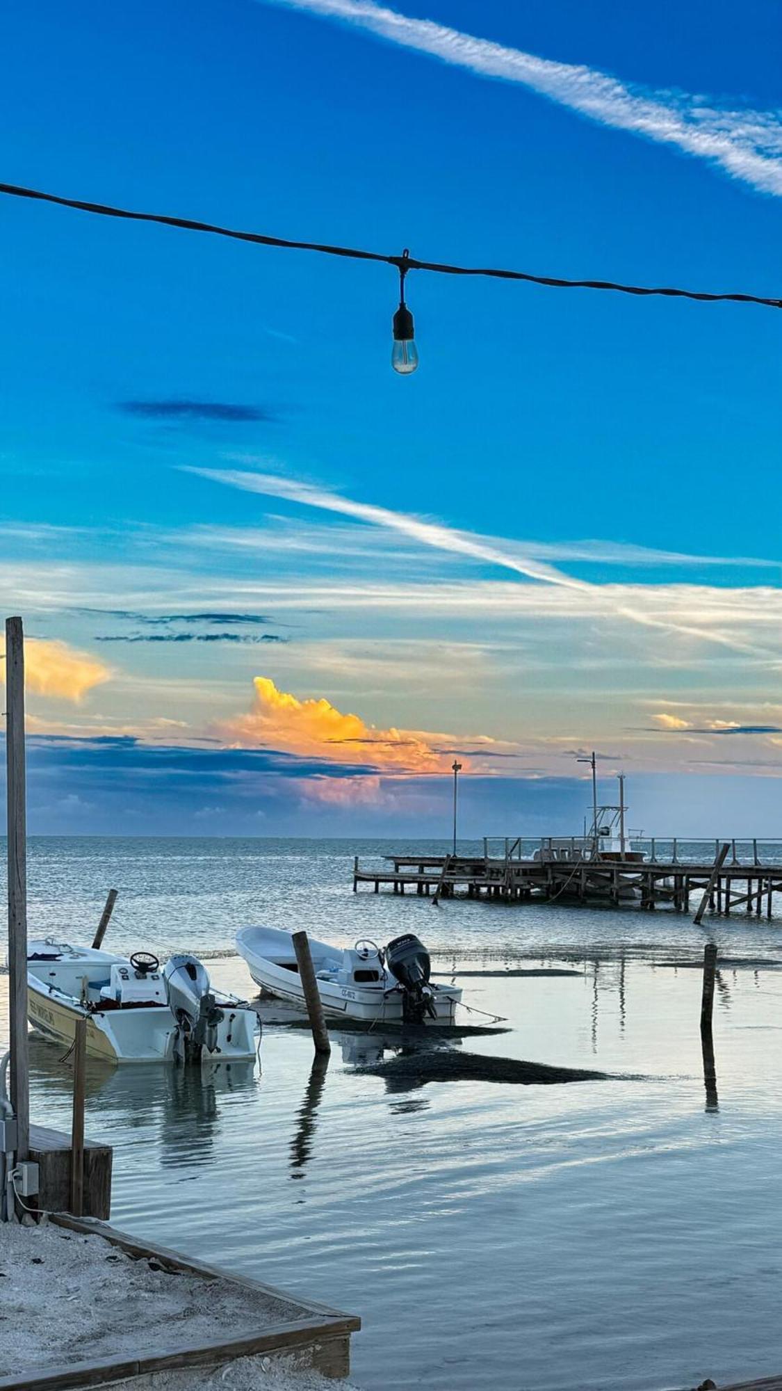 Apartment 2b 2b Modern Centrally Located Ac Seafront Caye Caulker