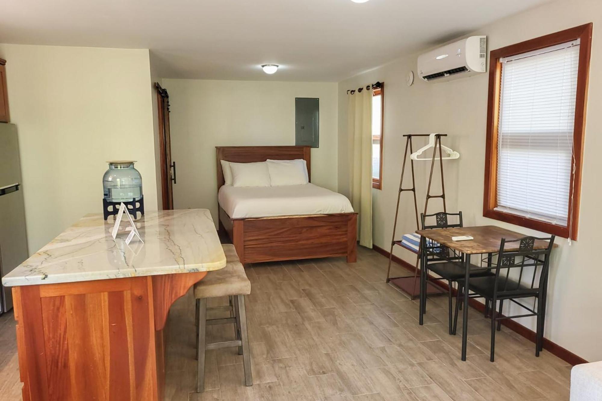 4 At Island Pearl Gold Standard Certified * Caye Caulker
