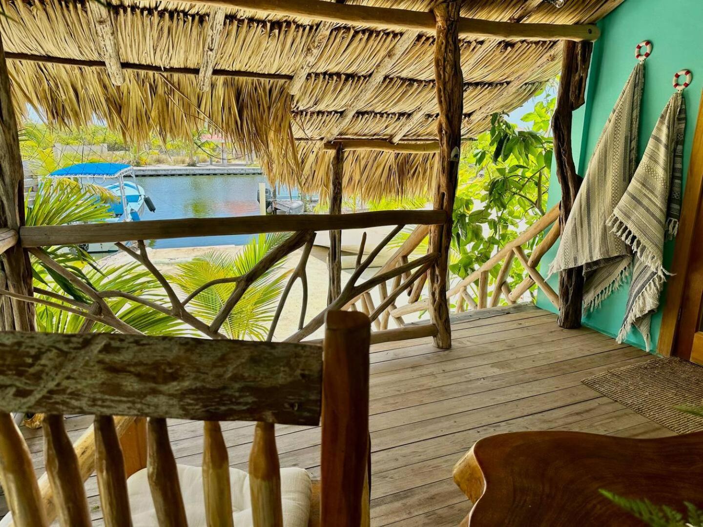Shipwreck Cove * Caye Caulker