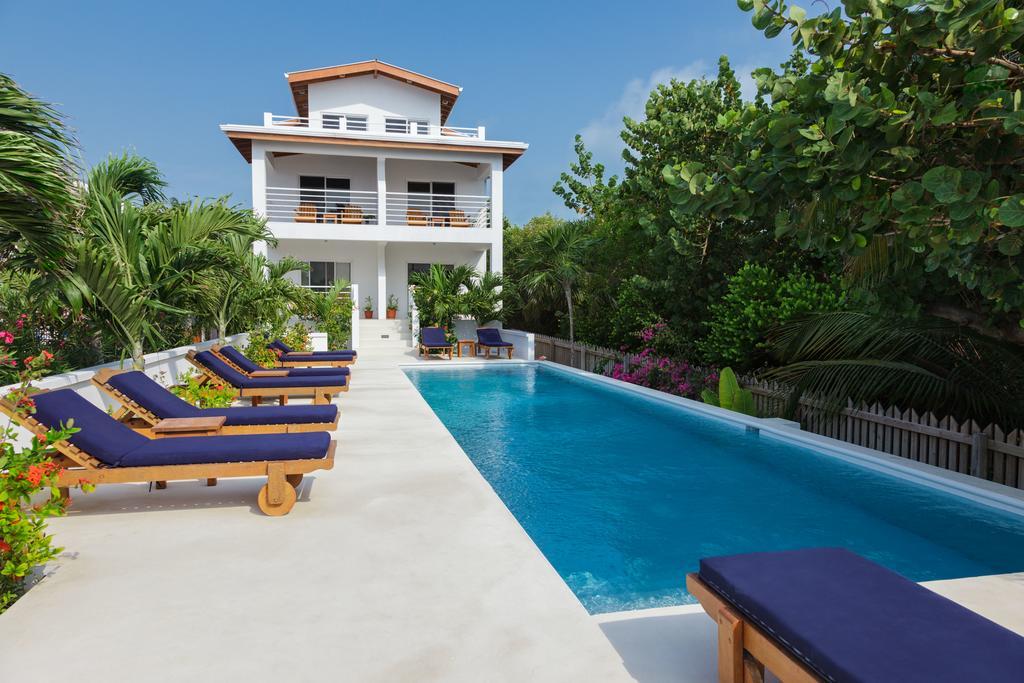 Hotel Weezie's Ocean Front And Garden