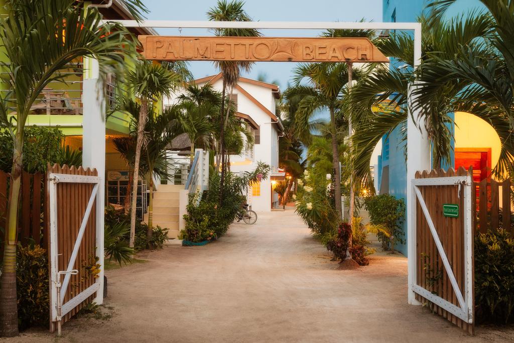 Weezie's Ocean Front And Garden Caye Caulker