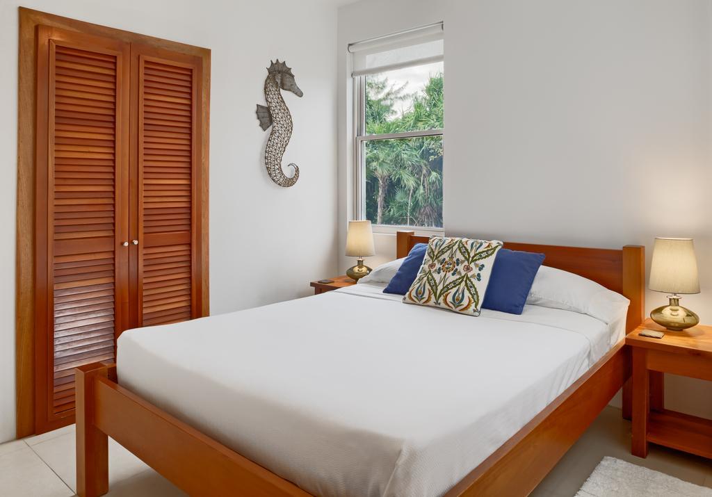 Weezie's Ocean Front And Garden 3* Caye Caulker