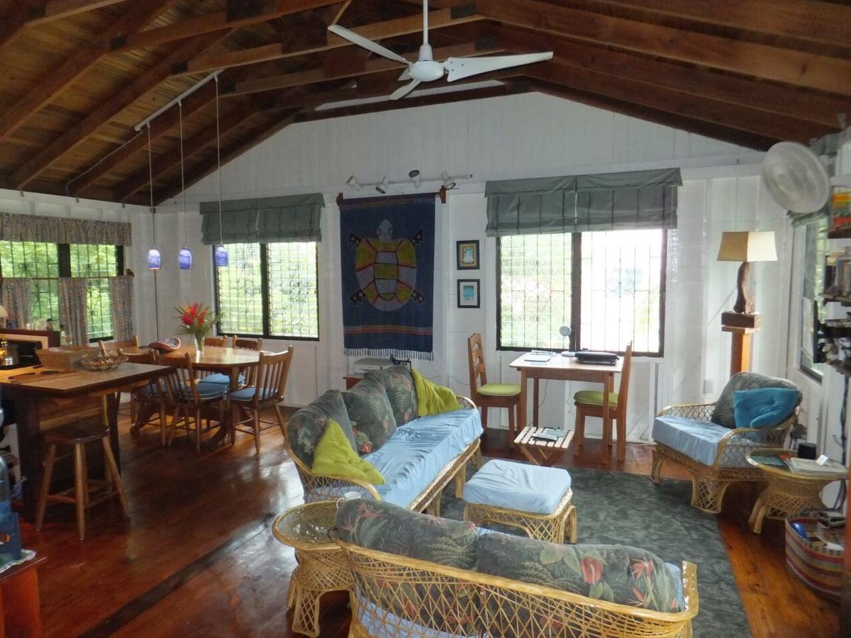 The Bottle Tree House * Cayo Caulker