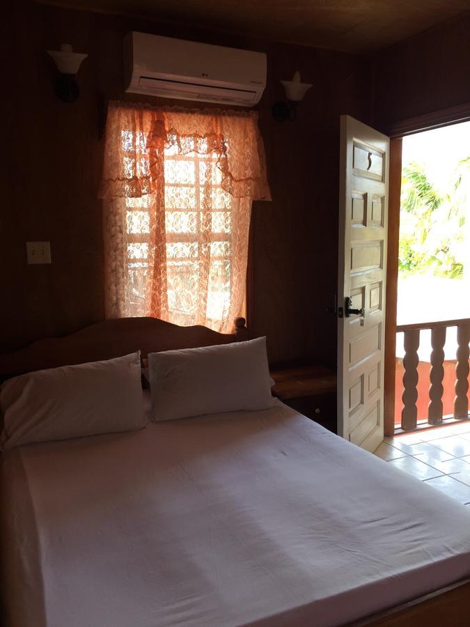 Blue Wave 4* Caye Caulker
