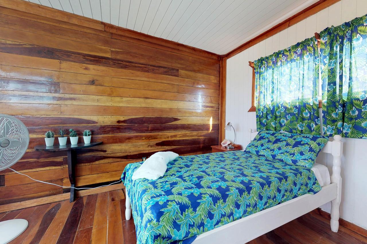 The French Lady - Entire House * Caye Caulker