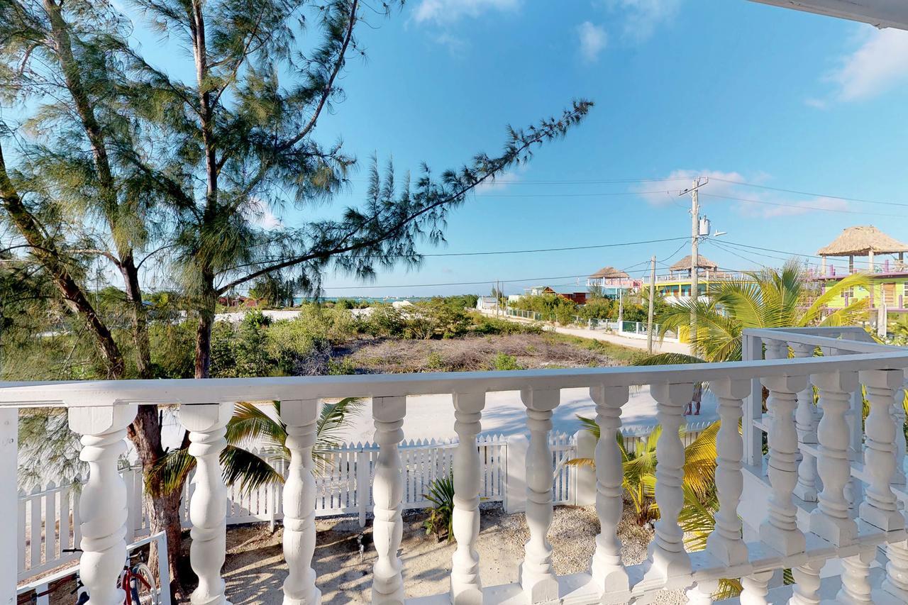 The French Lady - Entire House * Caye Caulker