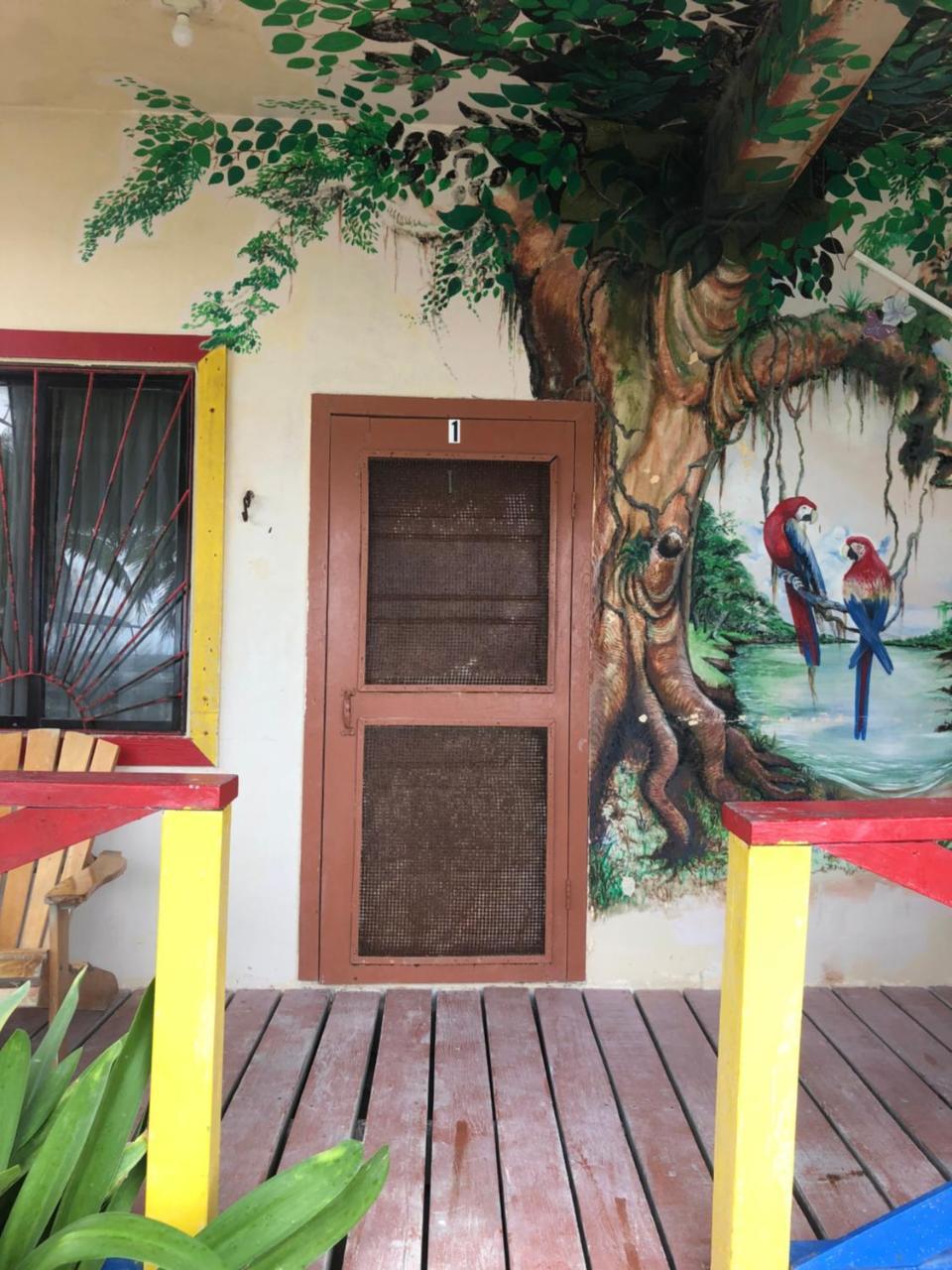 De Real Macaw Guest house Caye Caulker
