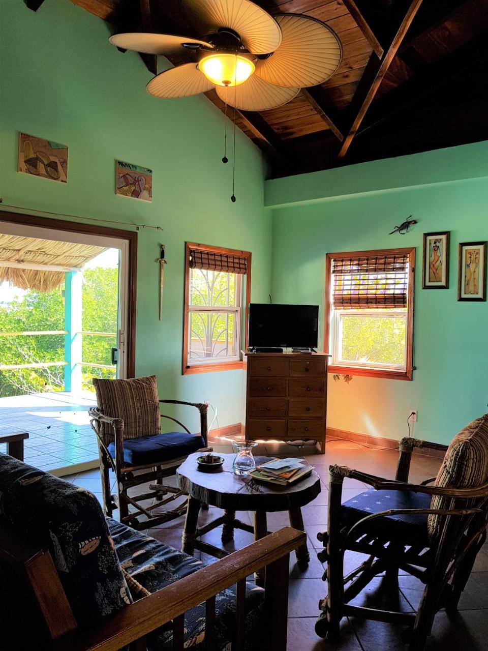 Slo-n-ez Terrace Apartment Caye Caulker
