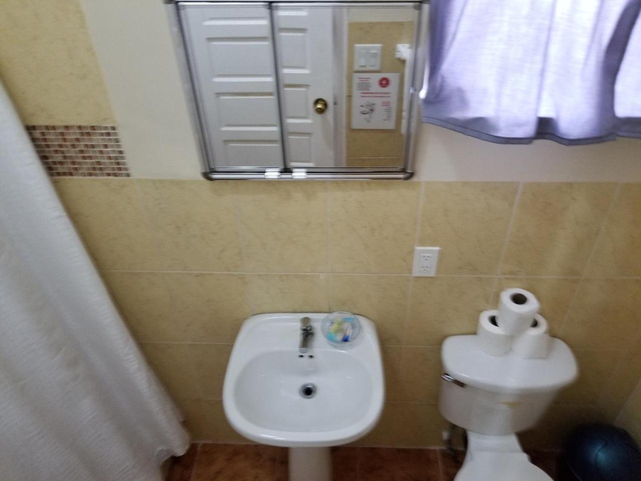 Canuck Cottages Guest house Caye Caulker