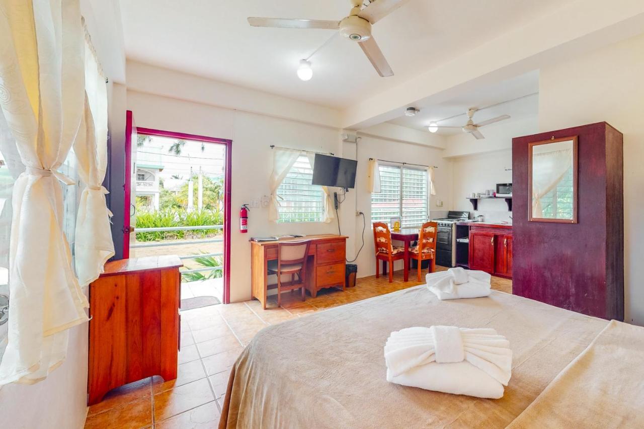 Hotel Palmetto#1 @ Island Caye Caulker