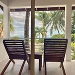 Weezie\'S Ocean Front Hotel And Garden Cottages