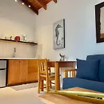 Weezie\'S Ocean Front Hotel And Garden Cottages