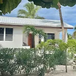Weezie\'S Ocean Front Hotel And Garden Cottages