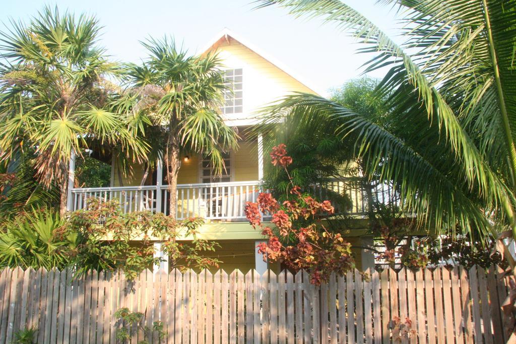 Weezie's Ocean Front And Garden Hotel 3*