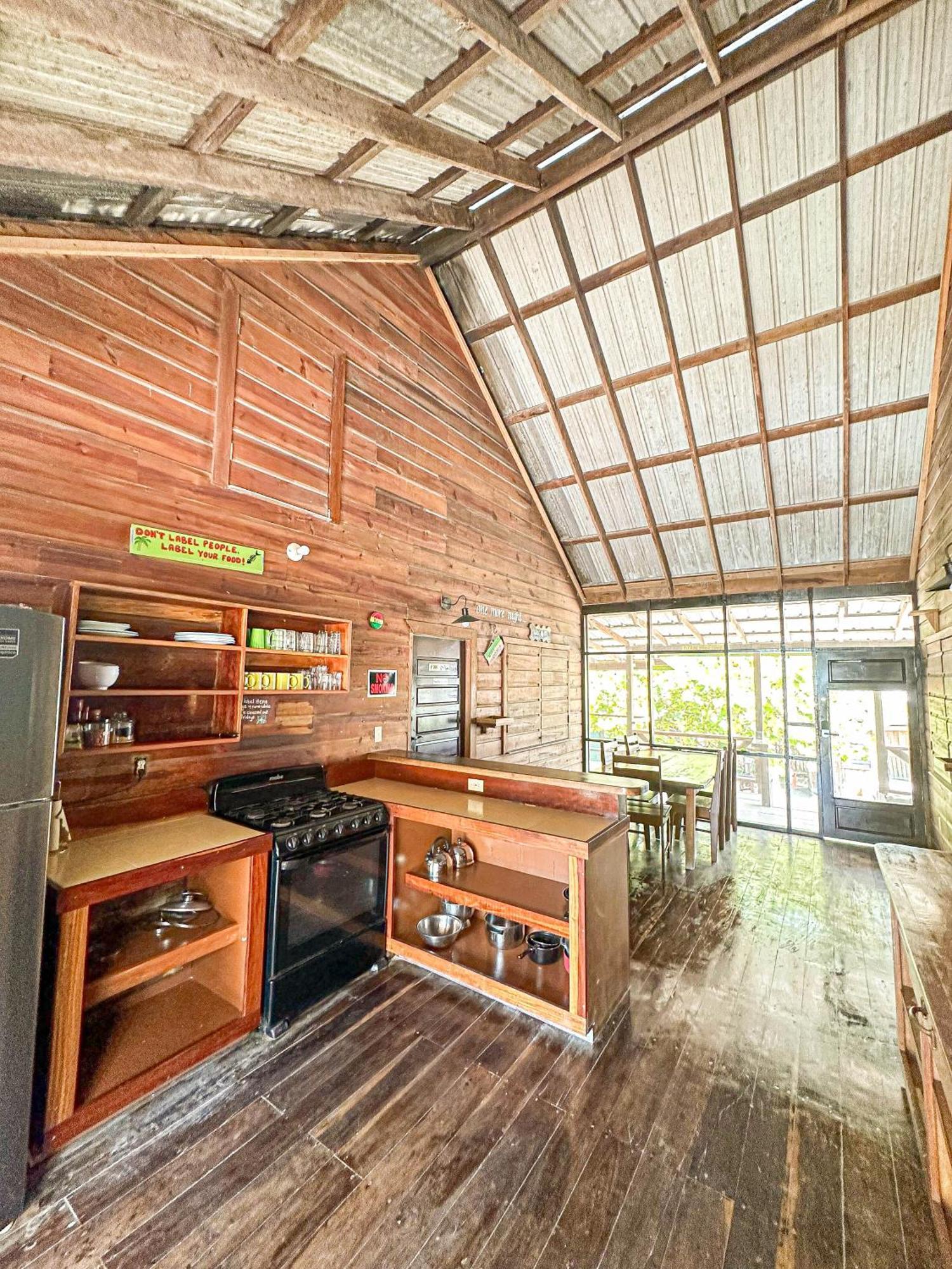 Bella's Backpackers Hostel *