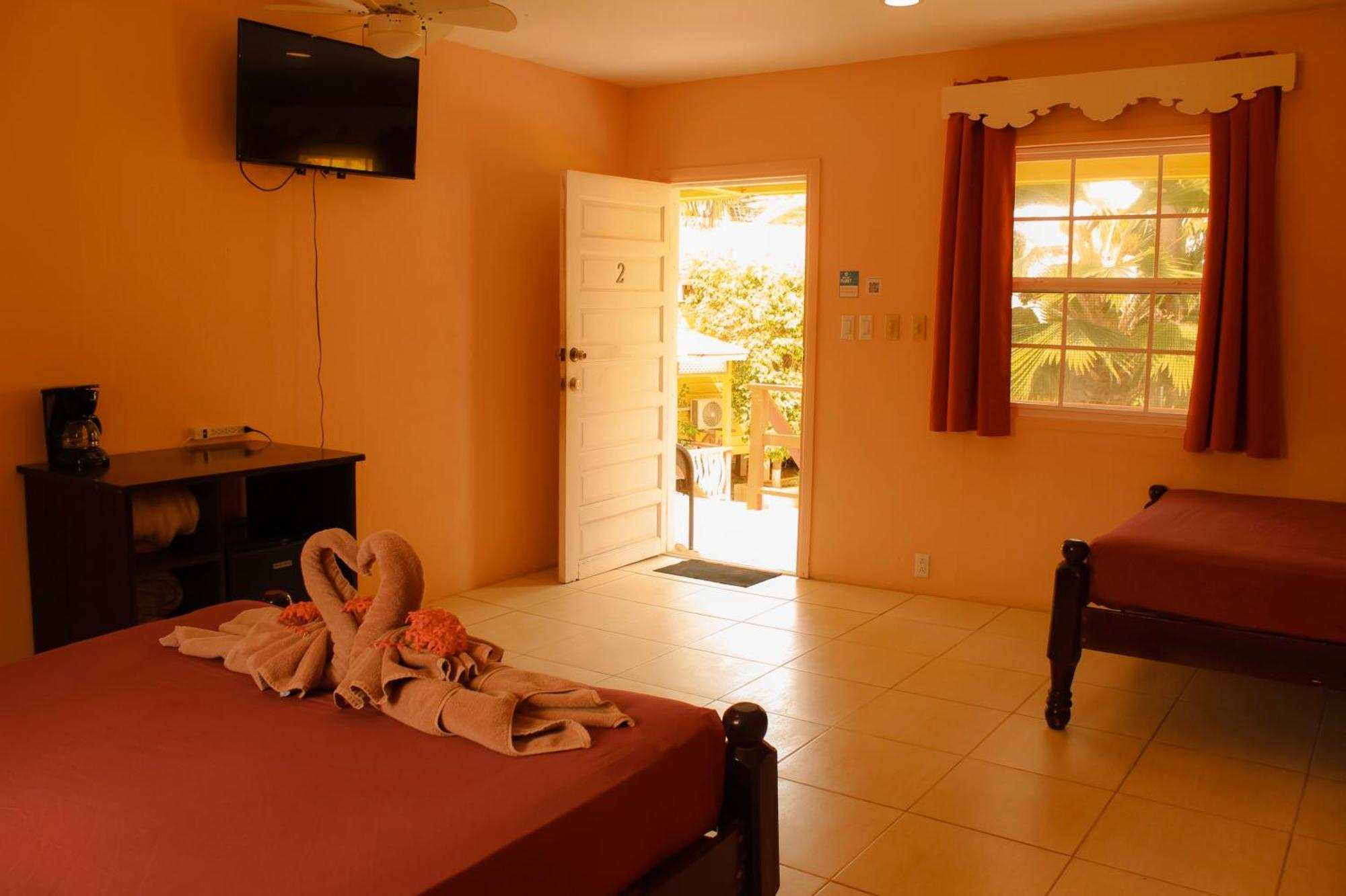Hotel Tropical Paradise Caye Caulker
