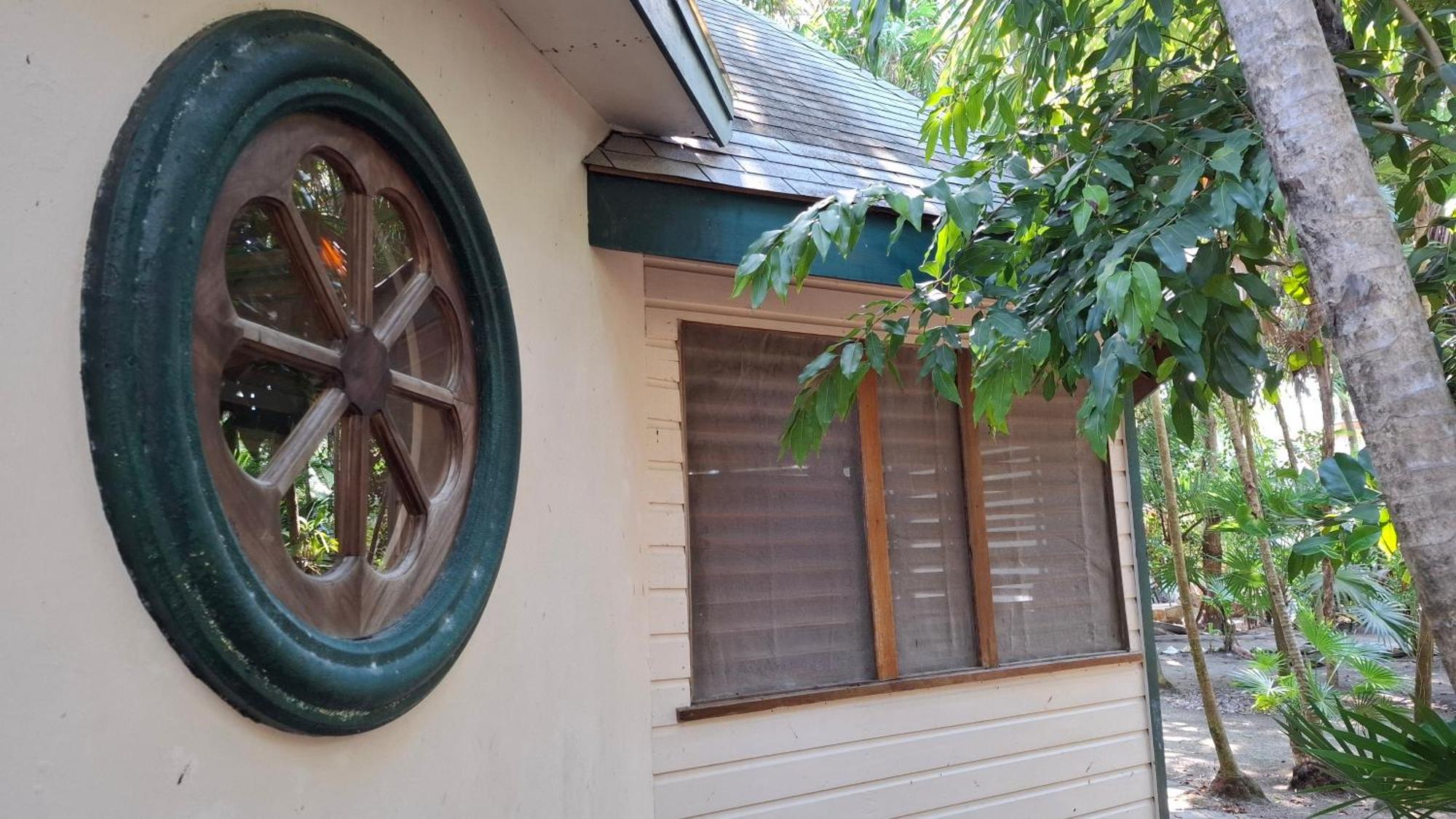 Jungle Cocoon Bed & Breakfast Caye Caulker