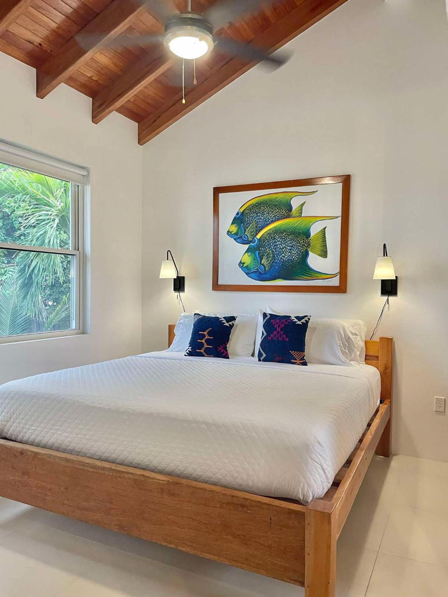 Weezie's Ocean Front And Garden Hotel Caye Caulker