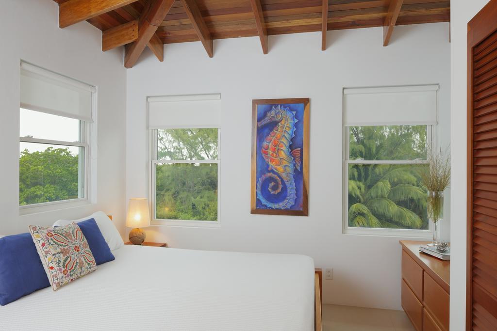 Weezie's Ocean Front And Garden Caye Caulker