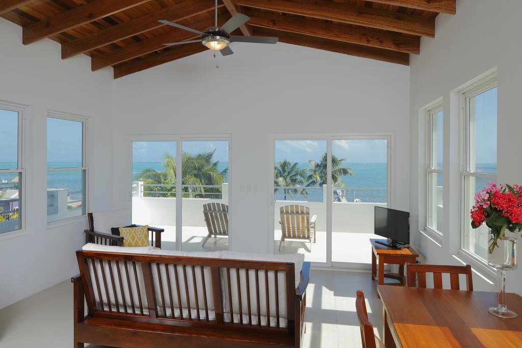 Weezie's Ocean Front And Garden Caye Caulker