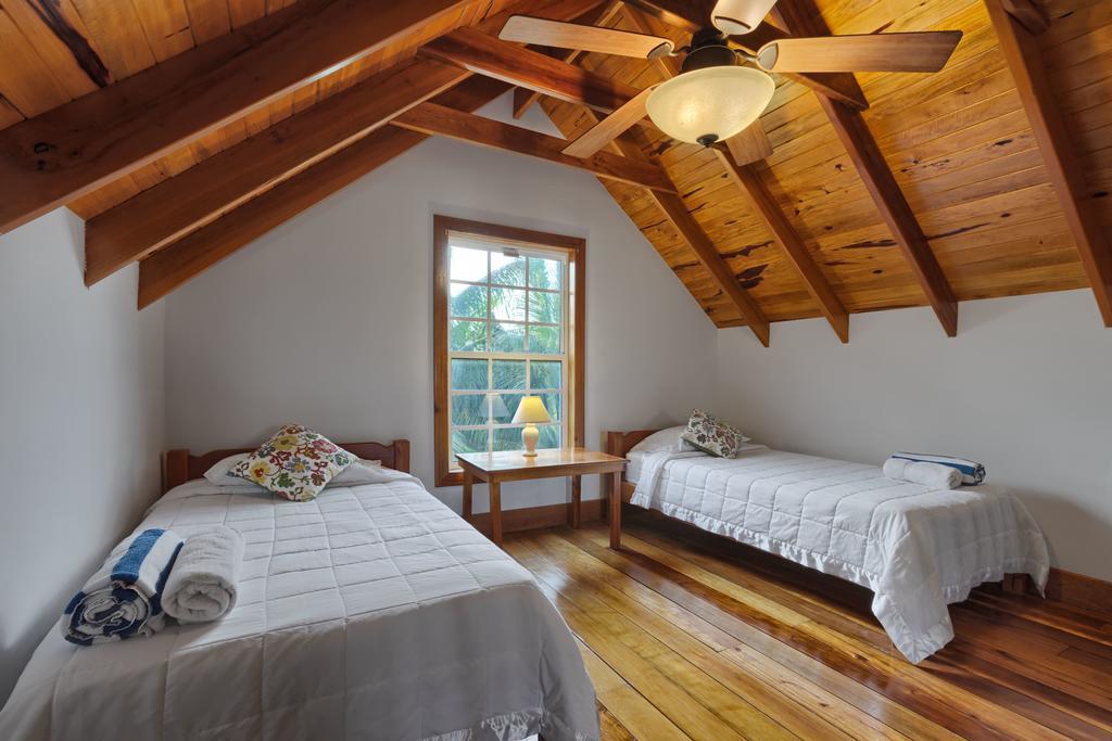 Hotel Weezie's Ocean Front And Garden Caye Caulker