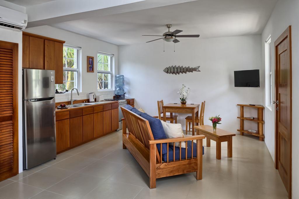 Hotel Weezie's Ocean Front And Garden Caye Caulker