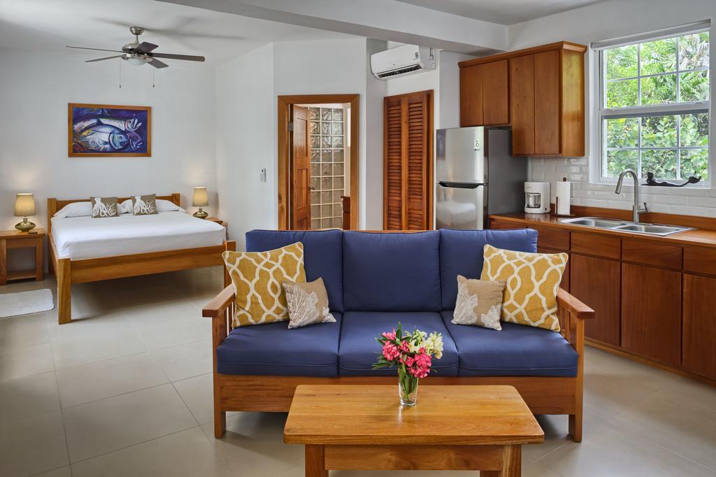 Weezie's Ocean Front And Garden Caye Caulker