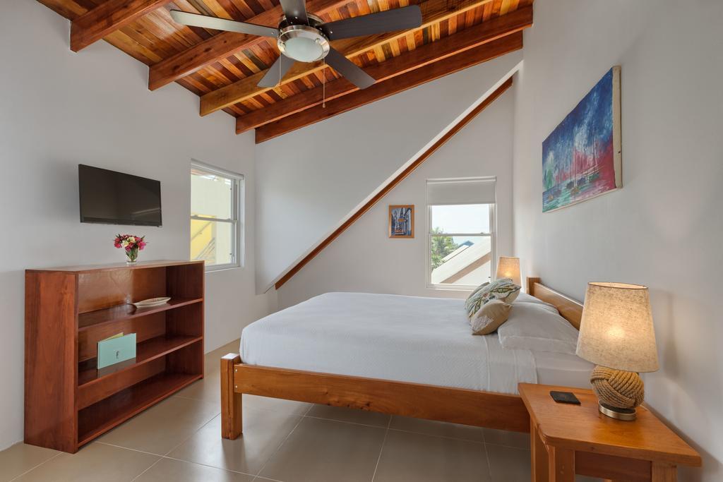 Hotel Weezie's Ocean Front And Garden 3*