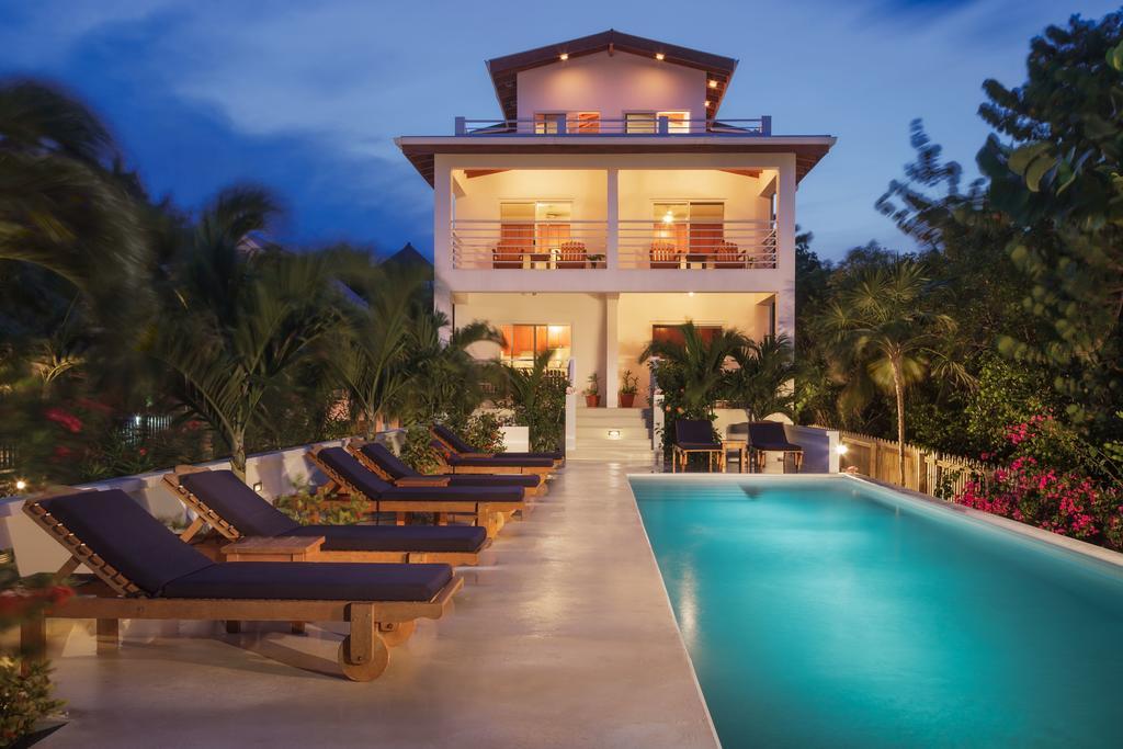 Weezie's Ocean Front And Garden Caye Caulker