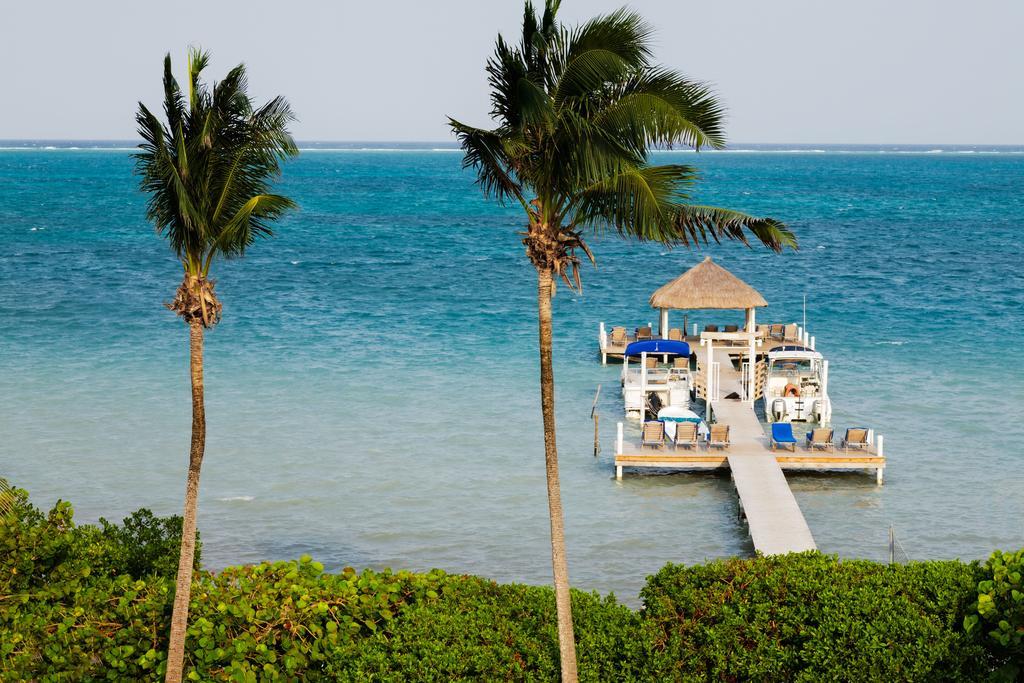 Hotel Weezie's Ocean Front And Garden 3*