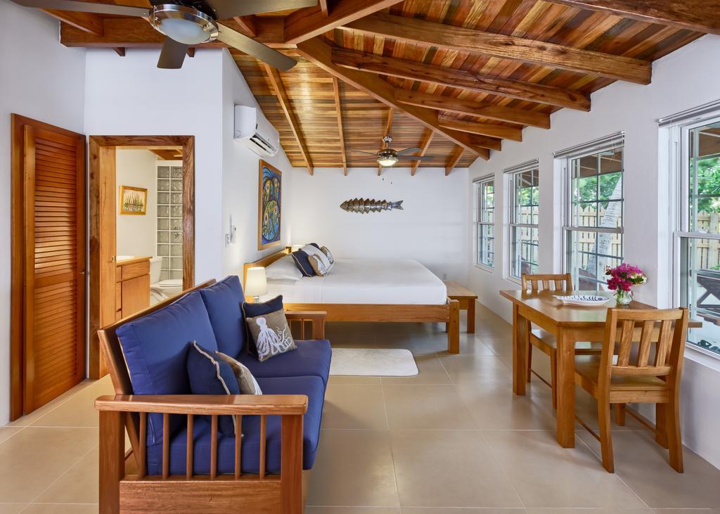 Hotel Weezie's Ocean Front And Garden 3*