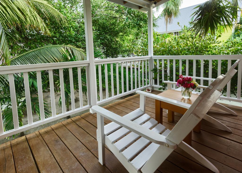 Weezie's Ocean Front And Garden Caye Caulker